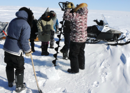 Image représentant la ressource: Aider les autres = Helping others = ᐃᓅᖃᑎᒥᓂᒃ ᐃᑲᔪᕐᓂᖅ.