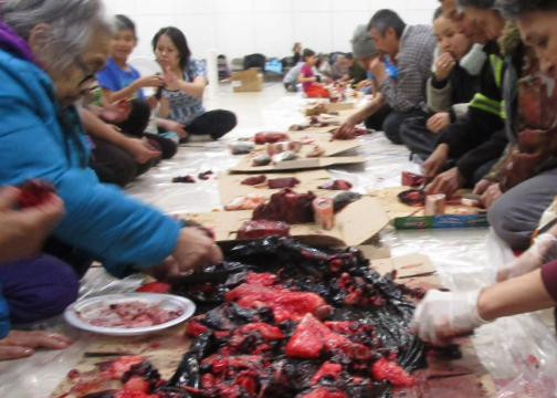 Image représentant la ressource: Partager la nourriture = Sharing Food = ᓂᕿᒥᒃ ᐊᕕᖃᑎᒌᓐᓂᖅ.