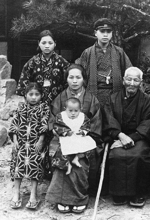 Image représentant la ressource: Paroles perdues : Lettres de protestation canadiennes-japonaises des années 40 = Writing Wrongs : Japanese Canadian Protest Letters of the 1940s.
